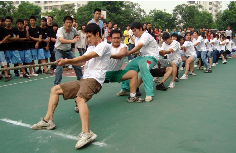 我院学生处组织拔河比赛以增加各班级各专业之间的兄弟友谊和团体精神